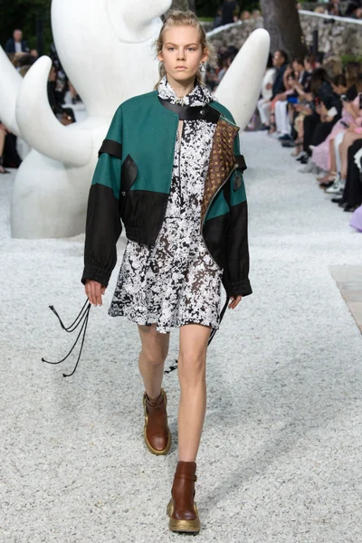 Look 32